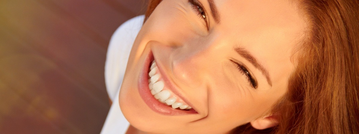 Woman with flawless smile after makevoer