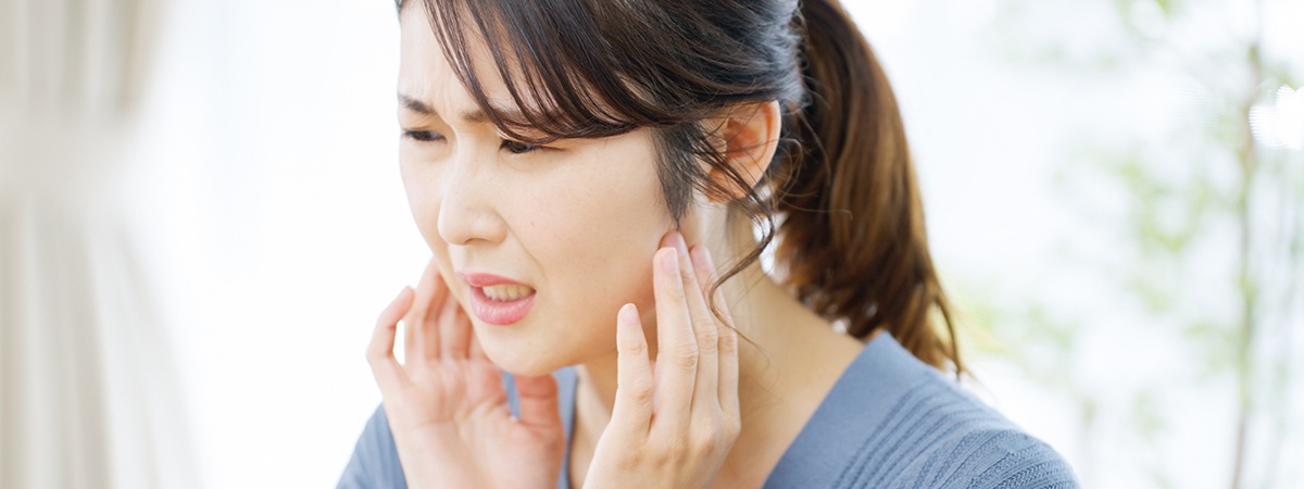 a female patient with jaw pain